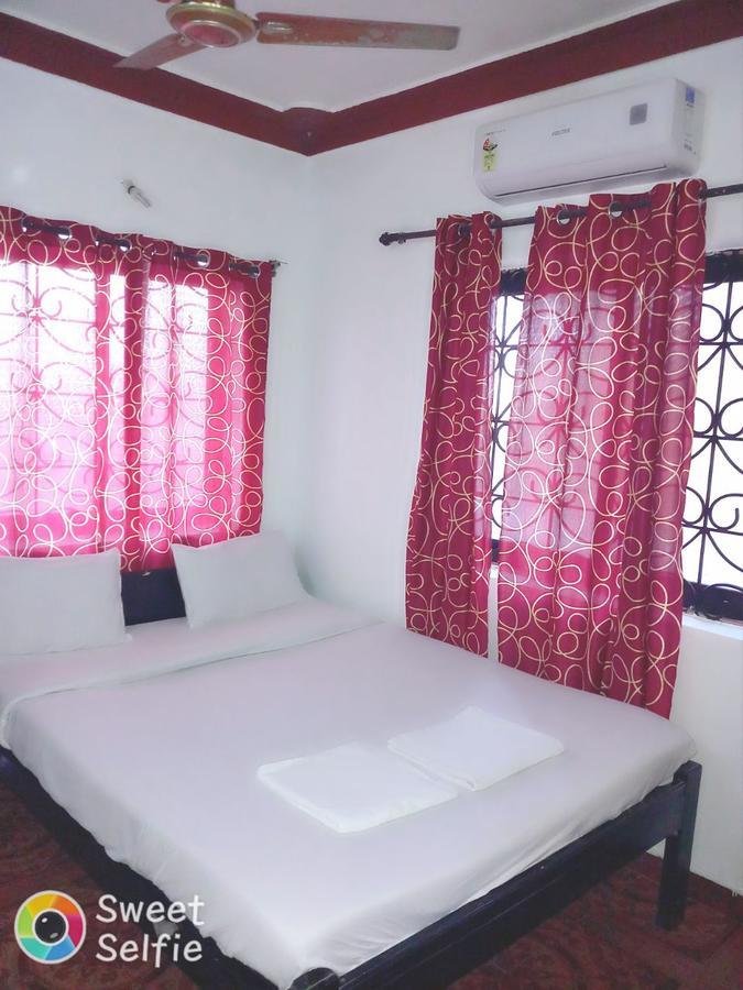 Budget Beach Stay In Tito'S Lane Baga Exterior foto